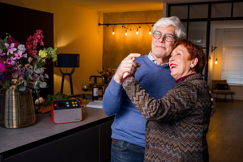Sfeerfoto dansende mensen met de BBrain Muziekspeler