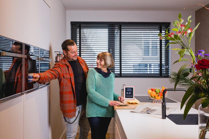 Sprekende rood keuken samen